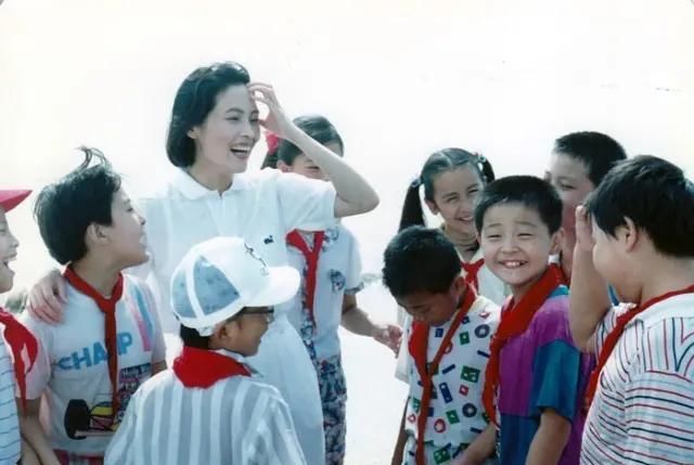 至今|65岁老戏骨宋晓英现身,和儿子合影像姐弟,至今仍是盛世容颜