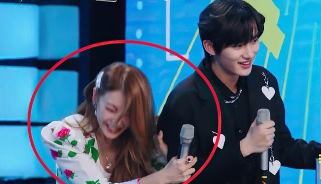 李维嘉|张雨绮上《快本》不避嫌,双手拉住丁程鑫,他的反应暴露男团素质