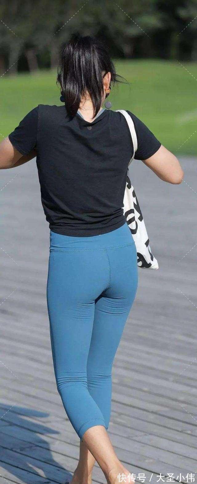 面料 美女街拍:青春有型的瑜伽裤穿搭充满优美曲线,时尚气息扑面而来,清纯自然