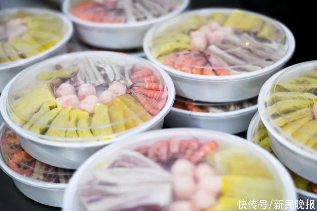 大厨忙得脚打后脑勺，“全家福”年夜饭摆上千家万户餐桌