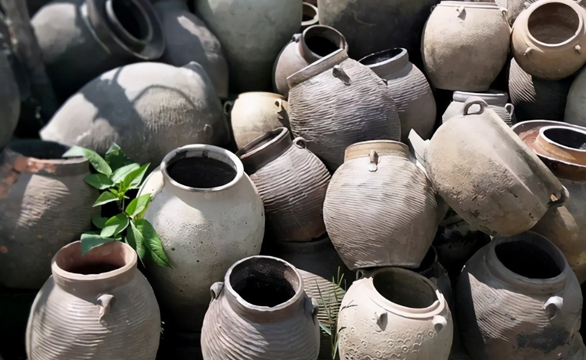 十多年前的老坛子,收集起来打孔改造,用来种多肉可不是一般的美