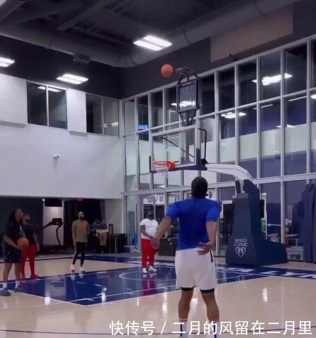 球馆|哈登加盟76人后晚上10点仍在球馆训练他凸起肚腩感觉已消失不见