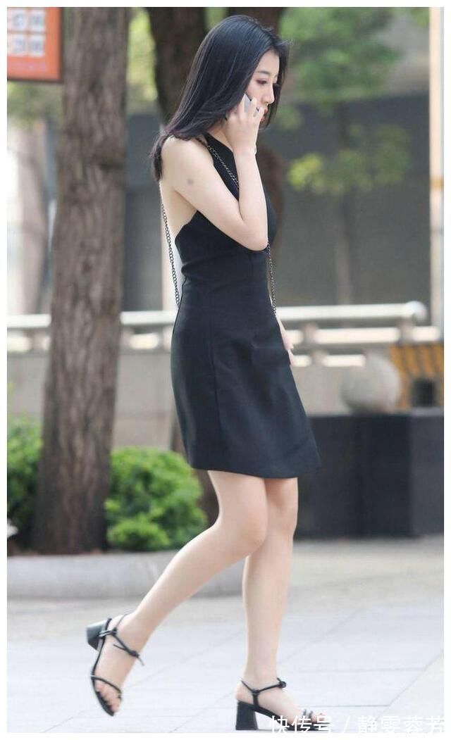 黑色|街拍美女：穿黑色连衣裙搭配黑色高跟凉鞋，展现曼妙身姿