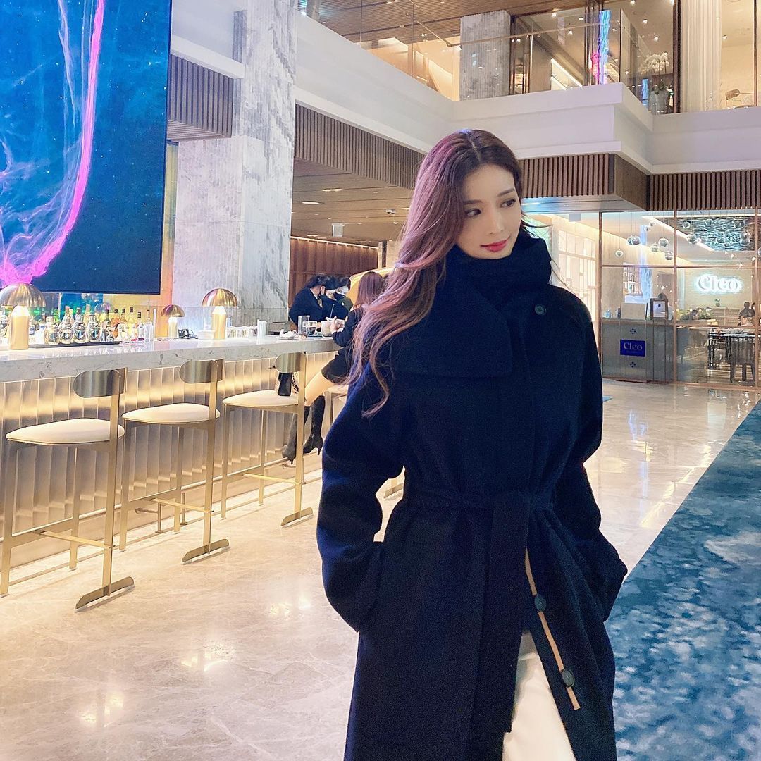 美女|美女无惧气温低, 时尚大气长大衣, 完美穿搭身上披