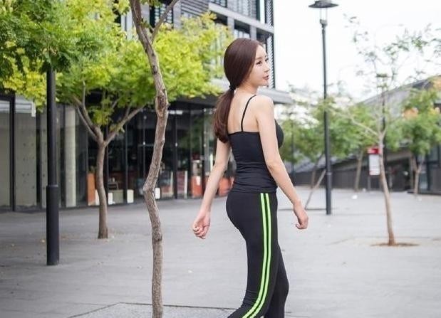 街拍性感紧身打底裤小姐姐,肤白貌美,凹凸曼妙