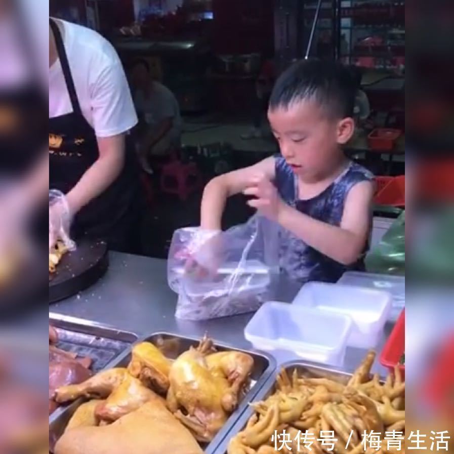 卤菜|萌娃跟着妈妈卖卤菜火了,打包动作娴熟堪比吃饭,网友来报恩的