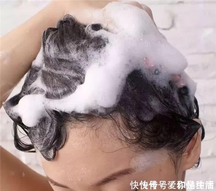 坏习惯|资深发型师透露:女生总有这3个“坏习惯”,头发整天油汪汪!