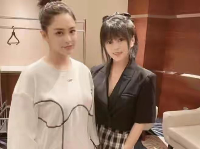 气质|阿娇穿白衬衫装嫩,现实中没了气质,但也不老不像40岁阿姨!