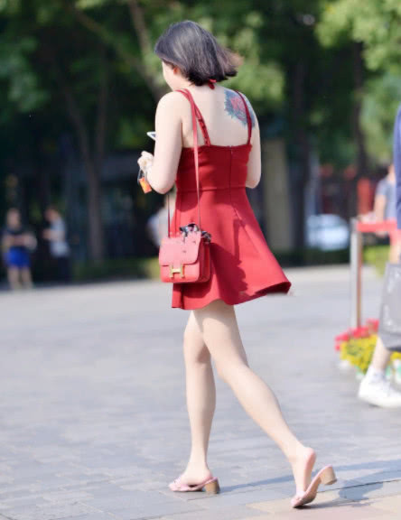 连衣裙|街拍穿红色连衣裙的小姐姐,气场全开自信满满