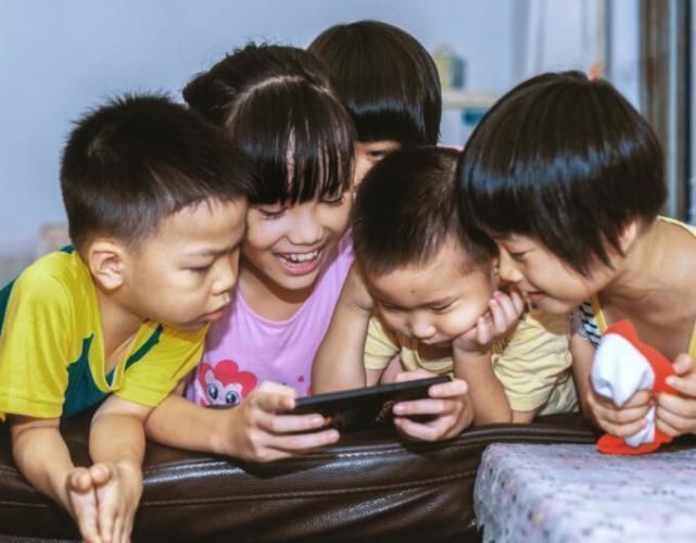 手机|孩子多大才能给“配手机”不是10岁也不是15岁，而是这个年龄