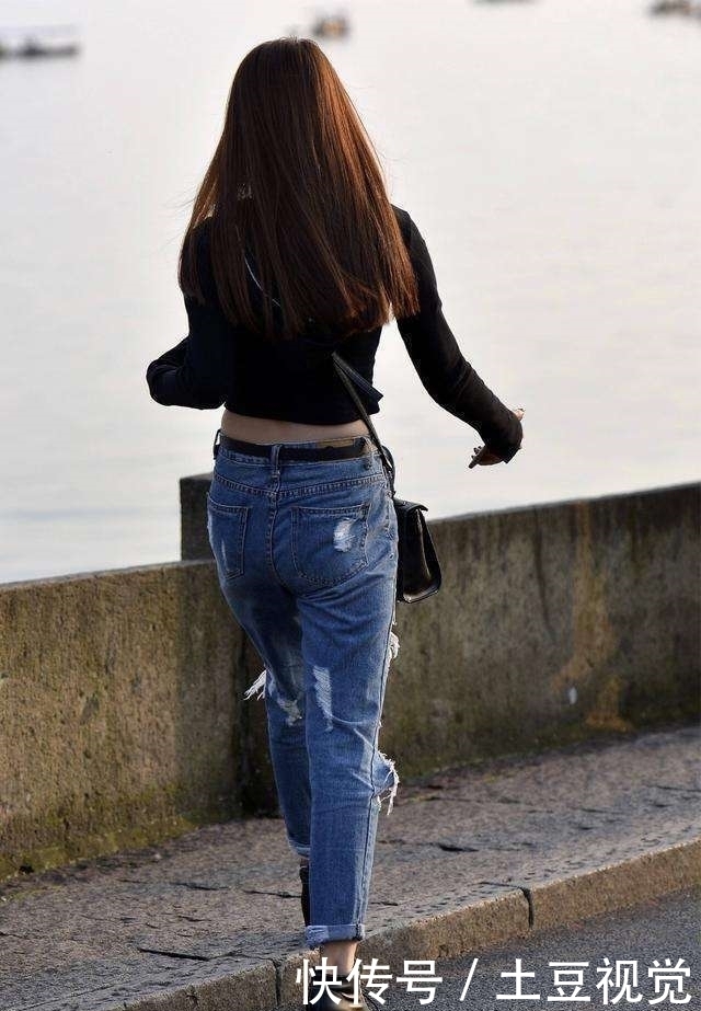 体恤|街拍图三牛仔热裤配白色短袖体恤的美女,漂亮小姐姐都是大长腿