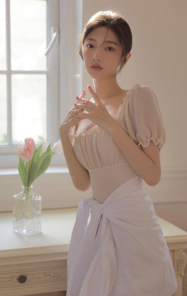 上衣 优雅苗条的美女,身材好,再搭配背部绑带上衣,很有时尚气质