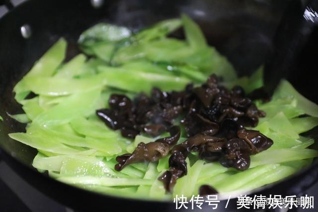 家常|荤素搭配的一道家常小炒，5分钟出锅，好吃又下饭