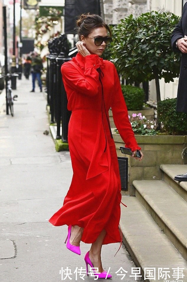 时装设计|贝克汉姆娇妻参观自家时装店,光腿穿上万元大红裙,配粉色细高跟