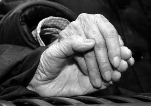 113岁长寿老人抽烟喝酒，直言：长寿其实很简单，坚持1事即可