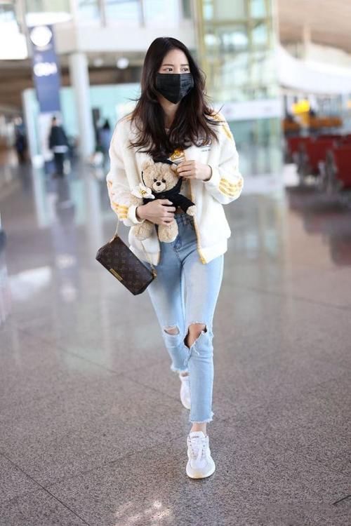 冬天最治愈的外套，浅色云朵绒柔暖优雅，还能穿出时髦女人味