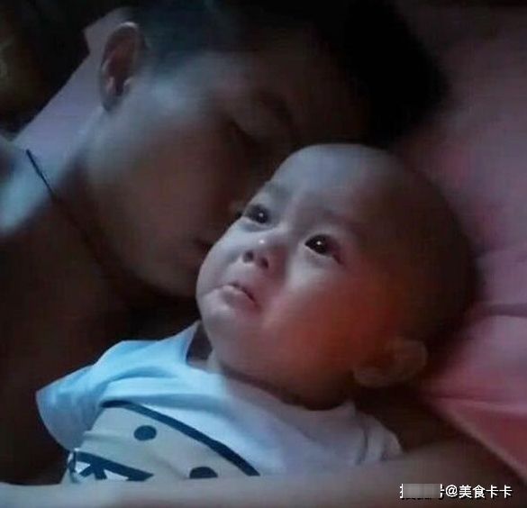 妈妈深夜回家,看到爸爸哄宝宝睡觉的场面气喷,网友都一样