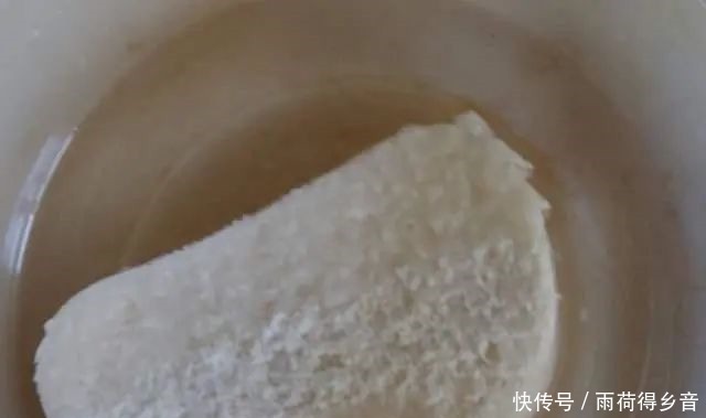 炸馒头片,别裹鸡蛋液了,教你1招技巧,馒头片外酥里嫩,不吸油!