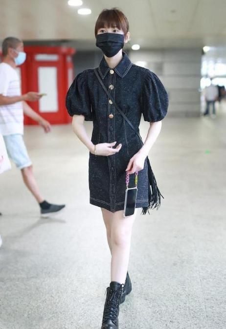 路人街拍：身材圆润的小姐姐，大长腿十分亮眼，笑容甜美可爱