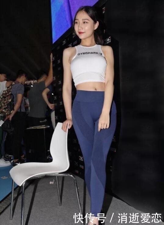 街拍打底裤美女,有的时尚有的身材好,图四属于只可远观的类型