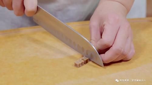 不用开火,3种食材放一起,揉一揉就能吃!开年最简单的小零食