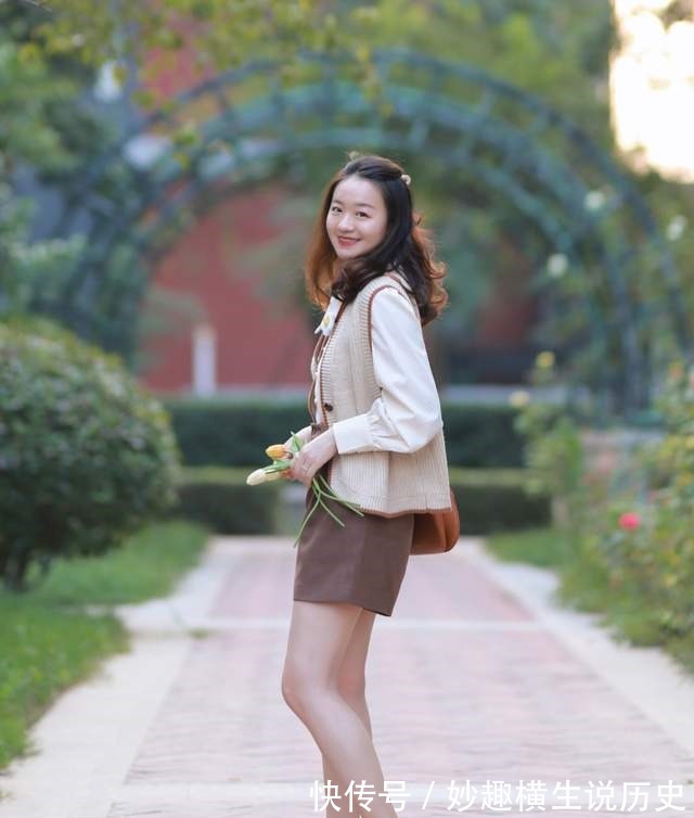 T恤 微胖女生怎么穿才好看西服外套搭配T恤和黑色短裤,显高又显瘦