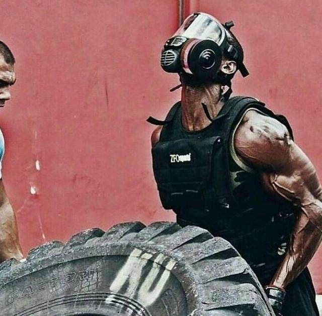 训练方法|这些肌肉猛男,就如同训练的轮胎,任凭翻滚跌打仍屹立不倒