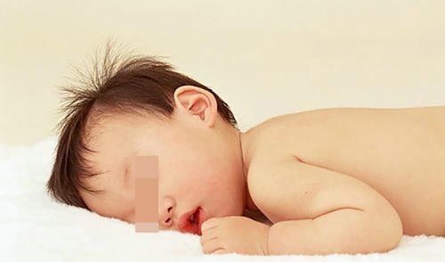 睡姿|娃睡得香还打呼,宝妈发朋友圈炫耀,闺蜜:这种睡姿既伤脑又伤颜