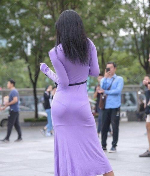 连衣裙突出优雅风格，带来浓厚的女人魅力，女神范十足