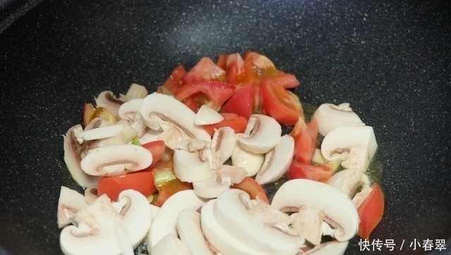 世上美食千千万,孩子最爱还是妈妈煮的面,比山珍海味都香