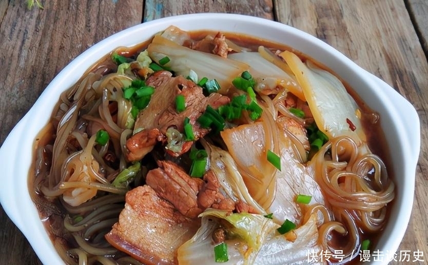 百菜不如白菜,热腾腾地炖一锅,营养又好吃,用汤汁拌饭都是美味