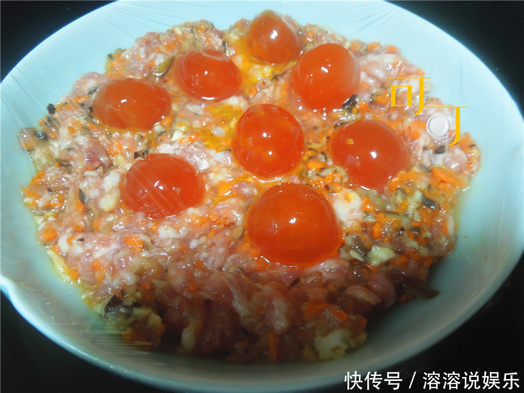 人说|咸蛋黄蒸肉饼,让人罪恶感满满的一道菜,可是谁叫它那么好吃呢