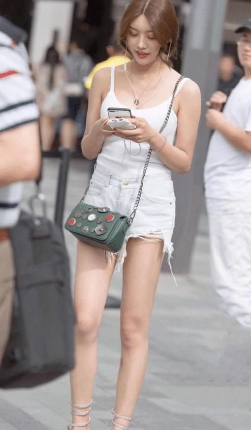 搭配 白色吊带背心,搭配流苏热裤,淑女气质尽显