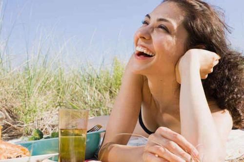 女人上了年纪脸上容易长斑，坚持做好5件事，或许老了也白白净净