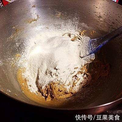 别怪我没提醒你,这道榛果巧克力熔岩软饼一吃就上瘾