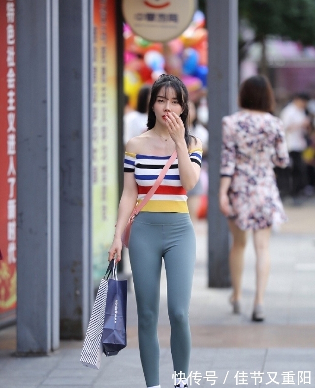 女神 打底裤展现文艺范十足的街头女神范,穿出文艺优雅感