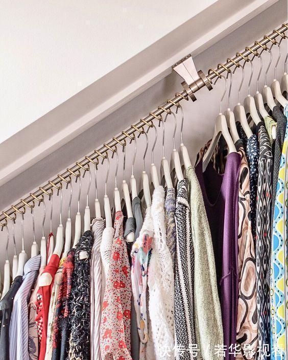 实用|衣杆上绕一圈圈钢丝,才不是多此一举,楼梯下挂衣拿放自如,实用