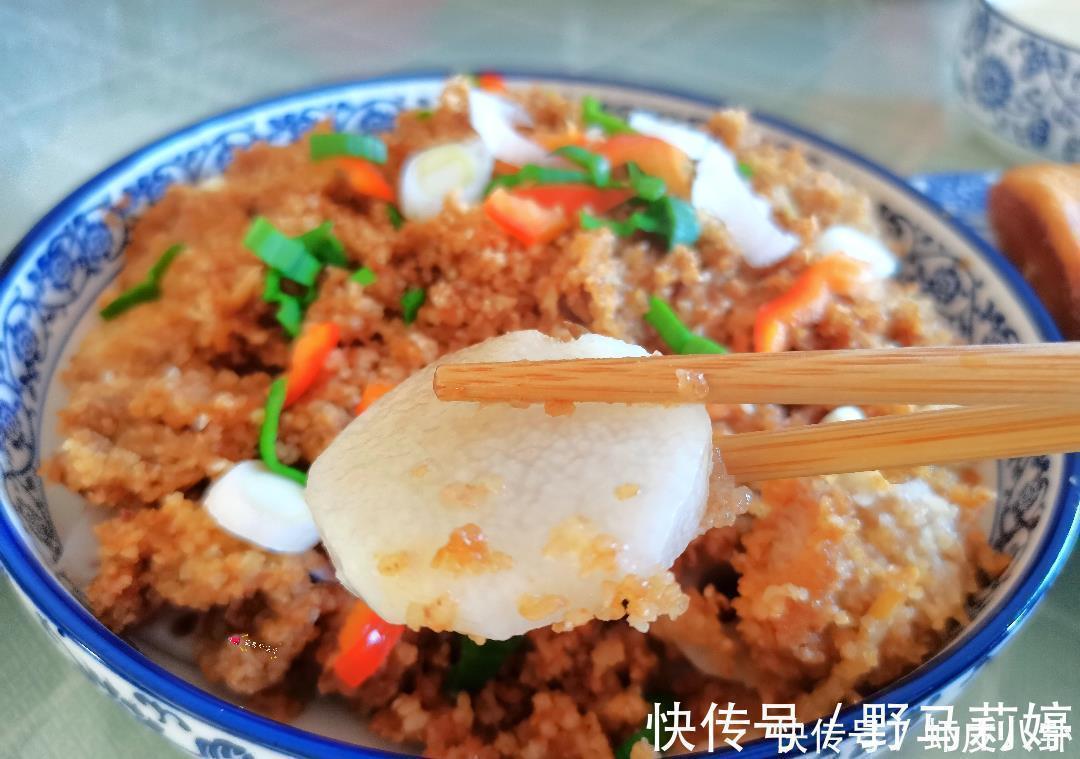 一家三口人的午餐，粉蒸肉、拌白菜，网友：这是什么搭配