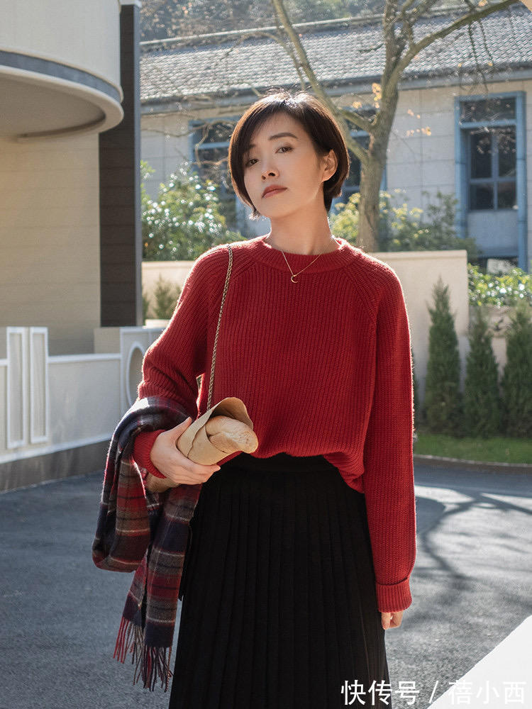 矮领 冬季少穿“紧身衣”,这3种毛衣更实用,优雅温柔还自带气质美