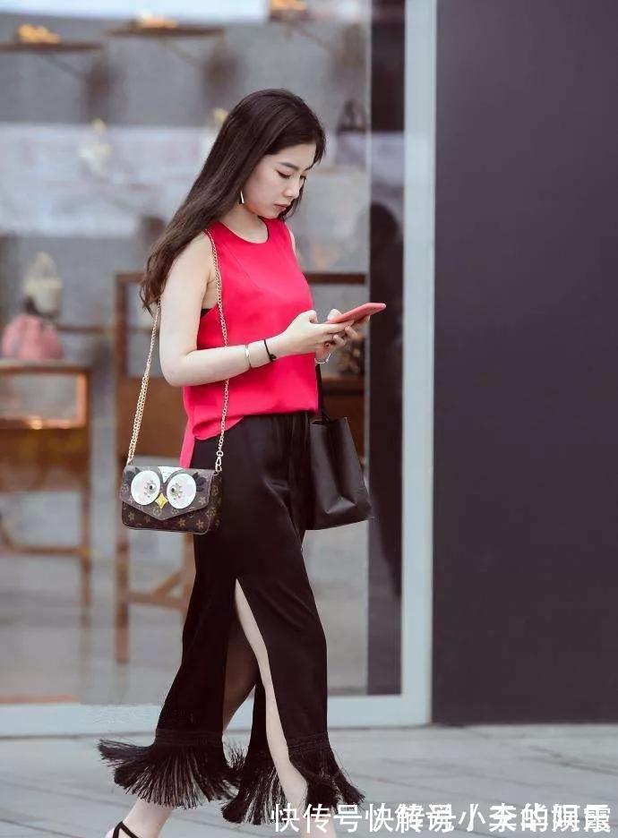 高跟鞋 美女脚上一双尖头银白色的高跟鞋,不会过于的浮夸,时尚感非常好