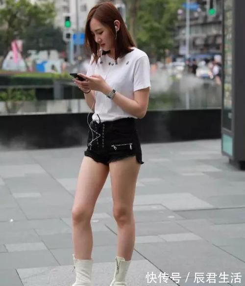 潮裤|白色短袖T恤,搭配深色牛仔潮裤,尽显夏日女人味