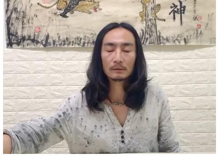 电灯泡&靠写“丑书”走红,创作时表情夸张、情感丰富,1年收获61万粉丝