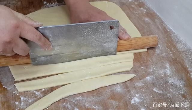 油条不要直接油炸了，锅里一炒，做出特色小零食，出锅孩子都爱吃