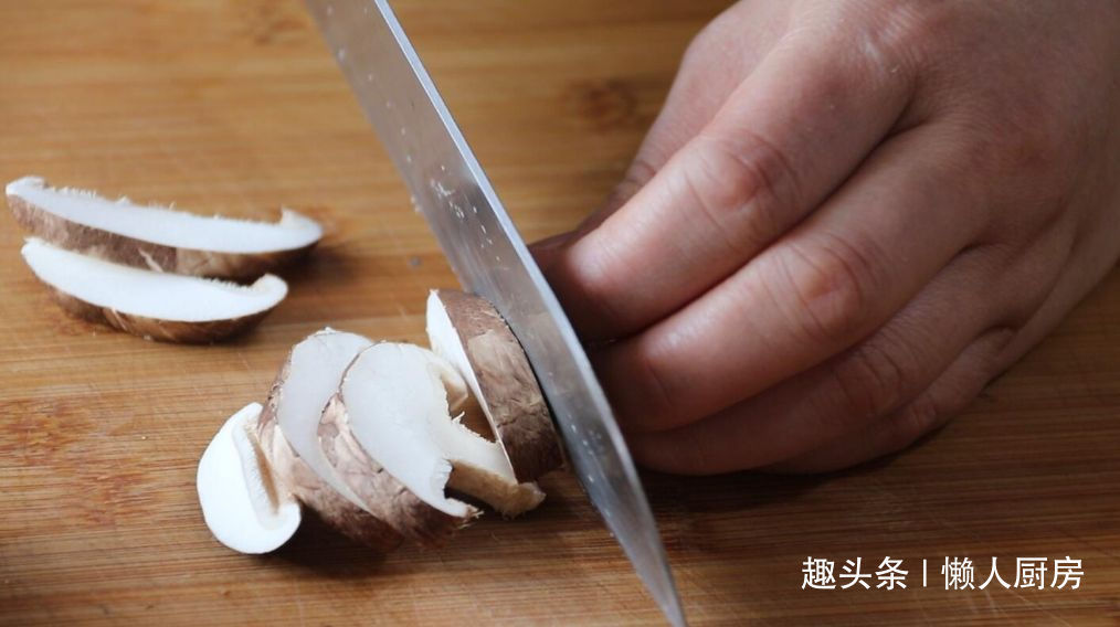 香菇别光炒着吃,教你做凉拌香菇,爽口不油腻