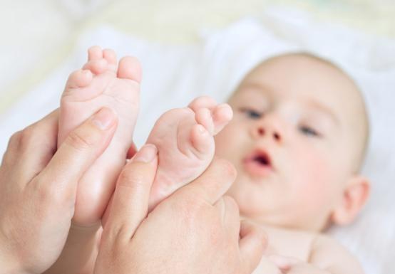 长辈|“机敏宝宝”火了,刚出生听到妈妈声音手舞足蹈,护士:头一回见