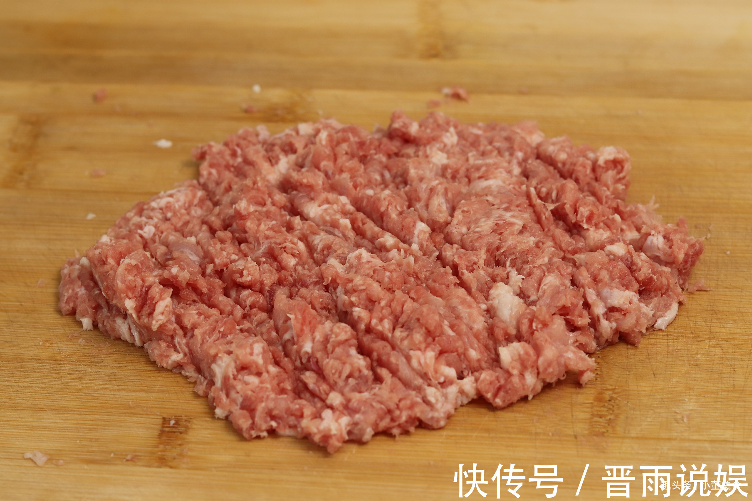 炸丸子|炸肉丸子,牢记“加2水,放3样”,丸子外酥里软,放凉也不硬