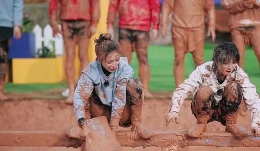 b《奔跑吧》：他们变成了“兵马俑”，抛开偶像包袱到底有多嚣张？