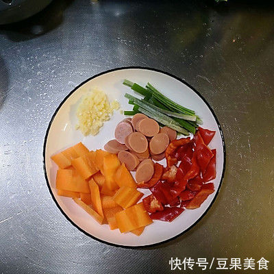 这道腐竹木耳炒火腿，汤汁都要舔干净