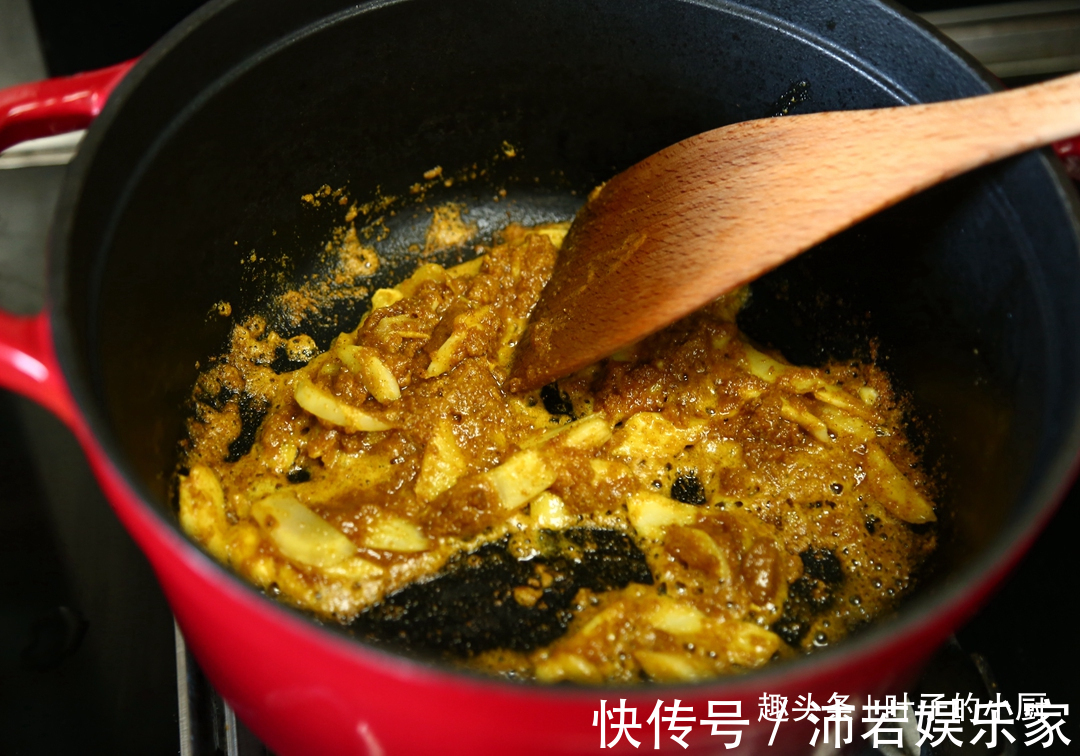 土豆炖牛肉|土豆炖牛肉,30年大厨支招只要加上此物,七大姑八大姨抢着吃
