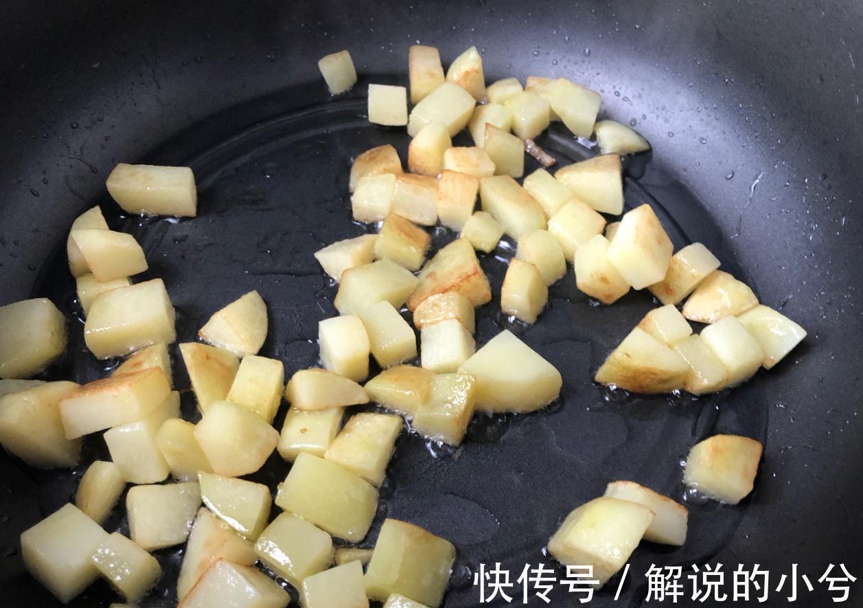 土豆和火腿搭配，加入一把孜然，随手一炒就是一道下饭菜